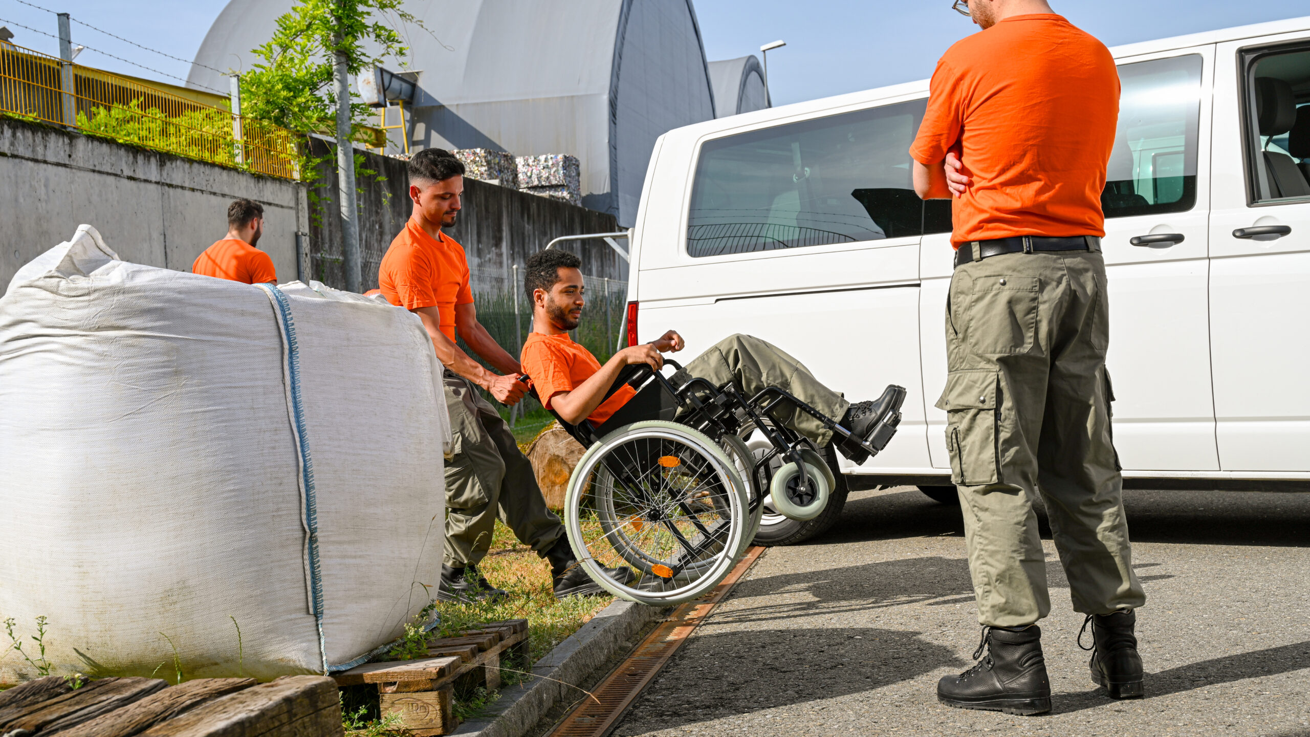 Zivilschützer üben das Transportieren von beeinträchtigen Personen im Rollstuhl.