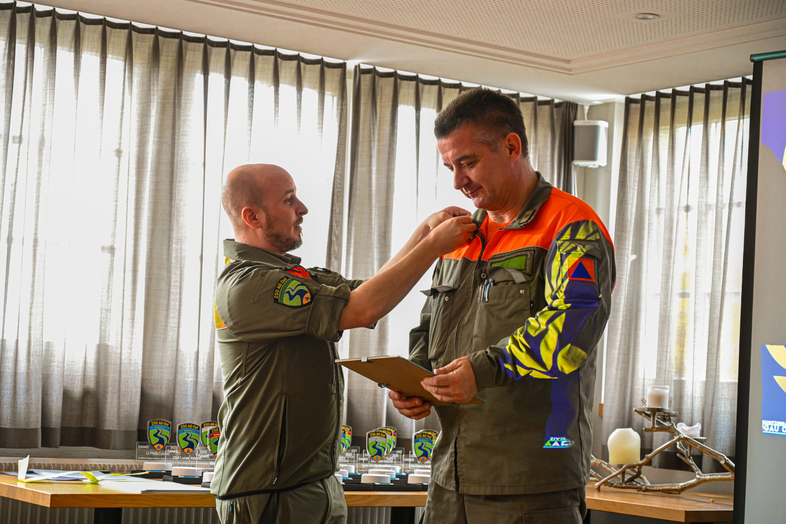 Bataillonskommandant Sandro Magistretti befördert einen AdZS